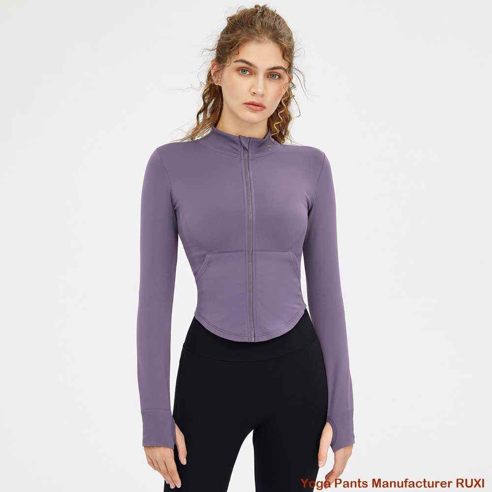 biele nohavice na jogu svetlice